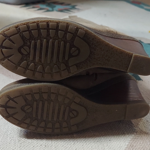 White Mountain Suede Boots with inside zipper - Picture 3 of 12